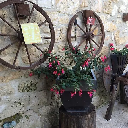 Gites La Charrue Guest house Vieux-Mareuil